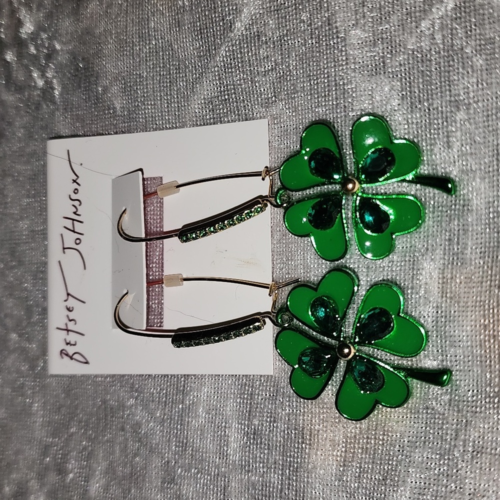 ☘️✨️💚NWT BETSEY JOHNSON SHAMROCK / CLOVER EARRINGS 💚✨️☘️